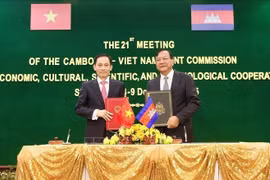 Le ministre des Affaires étrangères du Vietnam, Le Hoai Trung (à gauche), et le vice-Premier ministre et ministre des Affaires étrangères et de la Coopération internationale du Cambodge, Prak Sokhonn, signent le procès-verbal de la réunion, Photo : VNA