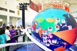 Le ministre des Sciences et des Technologies Nguyên Manh Hùng visite la zone d'exposition de la VNA. Photo: VNA