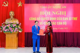Vo Trong Hai reçoit la décisison de nomination au poste de président du Comité populaire de la province de Nghe An. Photo : VNA