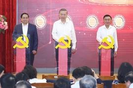 Le secrétaire général du Parti, To Lam (au milieu), le Premier ministre Pham Minh Chinh (à gauche) et le permanent du Secrétariat, Tran Cam Tu (à droite), activent trois plateformes numériques. Photo : VNA