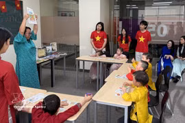 Les enseignants de vietnamien du CVCEC et du Viet Youth Readiness Hub animent un cours de vietnamien destiné aux enfants de la communauté vietnamienne au Canada. Photo : VNA.