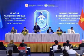 Lors de la conférence de presse internationale afin de présenter les résultats de la cérémonie d’ouverture à la signature de la Convention des Nations Unies contre la cybercriminalité, dite Convention de Hanoï. Photo : VNA