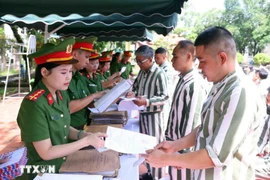 Remise de certificats de grâce aux bénéficiaires au centre de détention de Phu Son 4 (2025). Photo: VNA