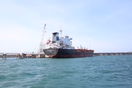 Le navire Au Lac Eagle est venu réceptionner une cargaison d’essence E10 RON95 au terminal Jetty de la raffinerie de Dung Quat. Photo : https://nangluongvietnam.vn