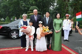 Le président hongrois Sulyok Tamas et son épouse, avec le président Luong Cuong et son épouse avec des enfants de Hanoï. Photo : VNA