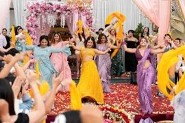 Des acteurs indiens lors du tournage d'une scène au Vietnam. (photo : nhandan.vn)