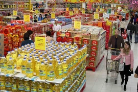 Les produits domestiques dominent les rayons des supermarchés et des magasins de proximité, Photo : VNA