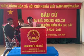 Des pêcheurs votent au bureau de vote de Da Le, dans la zone spéciale de Truong Sa, province de Khanh Hoa. Photo : VNA