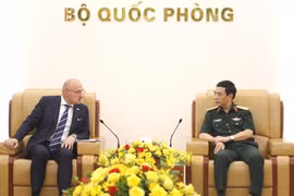 Le général d'armée Phan Van Giang (à droite), membre du Bureau politique, vice-Premier ministre et ministre de la Défense, a reçu dans l'après-midi du 19 mai, à Hanoï, Gordan Grlić Radman, ministre des Affaires étrangères et européennes de la République de Croatie. Photo : VGP