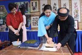 Des visiteurs expérimentent l’impression des estampes populaires de Dông Hô. Photo: VNA