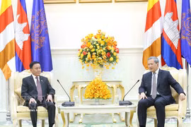 Tran Cam Tu, membre du Bureau politique et permanent du Secrétariat du Parti communiste du Vietnam (gauche) et le Premier ministre cambodgien Hun Manet. Photo: VNA