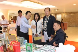 Des responsables de la province de Vinh Long (Vietnam) présentent des produits locaux typiques aux dirigeants de la ville de Daejeon (République de Corée). Photo : VNA