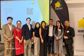 La consule générale Nguyen Thanh Ha (deuxième à droite) avec des représentants d'entreprises participant au forum. Photo : VNA.