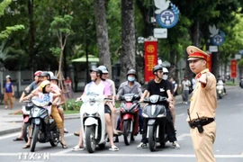 Le Bureau de la police de la circulation de Hanoï a déployé un plan global visant à garantir l'ordre et la sécurité du trafic à l'occasion de la cérémonie d'ouverture à la signature de la Convention des Nations Unies contre la cybercriminalité. Photo : VNA