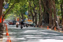 Les trottoirs de la rue Phan Dinh Phùng sont en cours de rénovation accélérée. Photo : Vietnam+