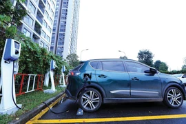 Une borne de recharge pour voitures électriques à Hanoï. Photo: CVN