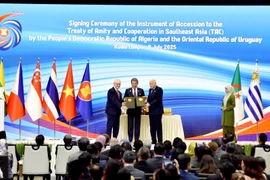 Les ministres des Affaires étrangères de l'ASEAN assistent à la cérémonie de signature de l'adhésion de l'Uruguay et de l'Algérie au Traité d'amitié et de coopération en Asie du Sud-Est (TAC), portant le nombre total de signataires à 57. Photo: VNA