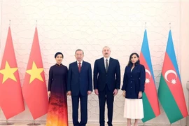 Le secrétaire général du Parti communiste du Vietnam, Tô Lâm et de son épouse, (à gauche) et le président de la République d'Azerbaïdjan, Ilham Aliyev, et son épouse. Photo: VNA