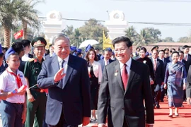Le secrétaire général Tô Lâm (à gauche) et le secrétaire général et président du Laos, Thongloun Sisoulith. Photo: VNA