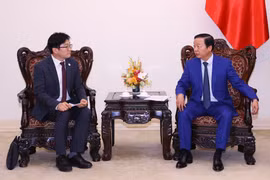Le vice-Premier ministre Trân Hông Hà (droite) rencontre Kim Deawon, vice-président exécutif de Samsung E&A, filiale du groupe Samsung de la République de Corée. Photo: VNA