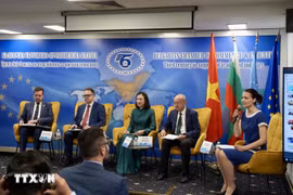 L'ambassadrice du Vietnam en Bulgarie Nguyên Thi Minh Nguyêt (au centre) lors du séminaire. Photo : VNA