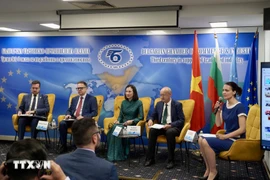 L'ambassadrice du Vietnam en Bulgarie Nguyên Thi Minh Nguyêt (au centre) lors du séminaire. Photo : VNA