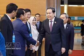 Le président de l’Assemblée nationale (AN), Tran Thanh Man, reçoit une délégation des hauts dirigeants des villes de l’ASEAN participant à la Conférence des dirigeants des villes de l’ASEAN. Photo : VNA
