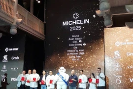 Les représentants de 9 restaurants avec une étoile Michelin reçoivent le prix. Photo: VietnamPlus