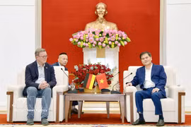 Bui Van Khang (à droite), secrétaire adjoint du Comité provincial du Parti et président du Comité populaire provincial de Quang Ninh, reçoit le vice-président du Bundestag allemand, Bodo Ramelow. Photo : VNA