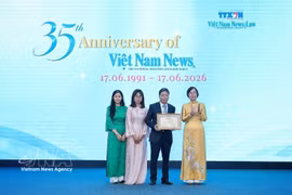 Vu Viet Trang, directrice générale de l'Agence vietnamienne d'Information (VNA), remet un certificat à des représentants du journal Vietnam News & Law. Photo : VNA