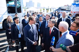 Le Premier ministre Le Minh Hung assiste à une présentation de l'exposition. Photo : VNA