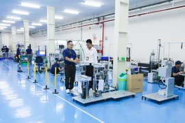Ligne d'assemblage robotisée de transfert de plaquettes dans l'industrie des semi-conducteurs chez TAZMO Vietnam (Parc industriel de Long Hau, province de Tay Ninh). Photo: VNA
