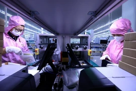 Chaîne d’inspection avant conditionnement des produits à la société Toyo Solar (100 % de capitaux japonais), spécialisée dans la fabrication de panneaux solaires au sein du parc industriel de Câm Khê, province de Phu Tho. Photo: VNA