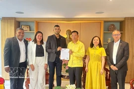 L’ambassadeur Vu Trung My reçoit les dirigeants du parti ENAMORATE venus pour féliciter le Vietnam pour le succès du 14e Congrès national du PCV. Photo : Fournie par l’ambassade du Vietnam