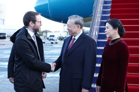 À 7h05, le 28 octobre (heure locale), le secrétaire général du Parti Tô Lâm et son épouse Ngô Phuong Ly, accompagnés d'une délégation vietnamienne de haut niveau, sont arrivés à l'aéroport London Stansted. Photo: VNA