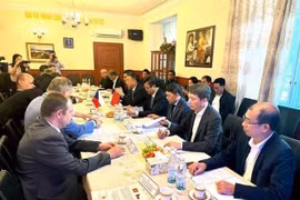 Panorama de la table ronde à Prague. Photo: VNA