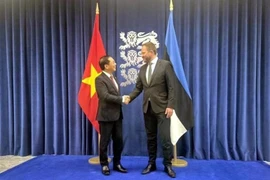 Le vice-Premier ministre et ministre des Affaires étrangères, Bui Thanh Son (gauche) et le ministre estonien des Affaires étrangères, Margus Tsahkna.