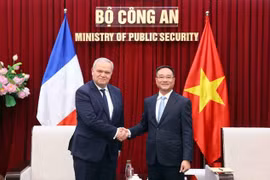 Le vice-ministre vietnamien de la Sécurité publique, Pham Thê Tung (à droite) et le ministre auprès du ministre d'État, ministre de l'Intérieur, François-Noël Buffet. Photo : VNA