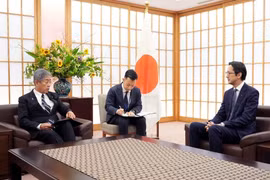L'ambassadeur Dô Hùng Viêt, chef de la Mission permanente du Vietnam auprès des Nations unies rencontre le ministre japonais des Affaires étrangères Iwaya Takeshi. 