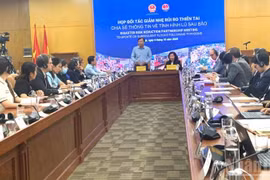 Le vice-ministre de l'Agriculture et de l'Environnement, Nguyên Hoàng Hiêp, rencontre les partenaires pour partager des informations sur les inondations post-tempête. Photo : nhandan.vn