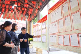 Au bureau de vote n° 5, situé au lycée Trung Vuong (quartier de Cua Nam), tous les préparatifs sont terminés pour accueillir les électeurs. Photo : VNA