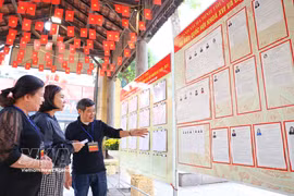 Au bureau de vote n° 5, situé au lycée Trung Vuong (quartier de Cua Nam), tous les préparatifs sont terminés pour accueillir les électeurs. Photo : VNA