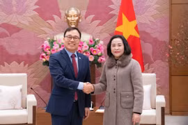 La vice-présidente de l’Assemblée nationale du Vietnam, Nguyen Thi Thanh et l’ambassadeur de la République de Corée au Vietnam, Choi Young Sam. Photo: daibieunhandan.vn