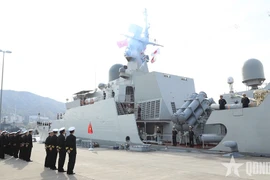 Des officiers et des marins de la base navale de Kure participent à la cérémonie de dire au revoir au navire 015-Tran Hung Dao. Photo : https://www.qdnd.vn/