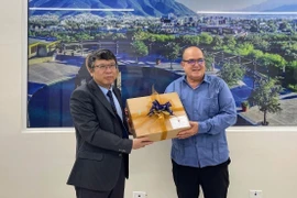 L’ambassadeur Nguyen Van Hai (à gauche) et le Dr Ruben Zardoya, recteur de l’Université Emiliano Zapata. Photo : VNA