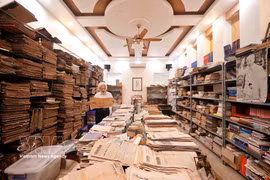 Nguyen Phi Dung a aménagé une pièce de 50 m² au sein du siège de son entreprise familiale, équipée de climatiseurs et de déshumidificateurs, pour assurer la conservation rigoureuse de ses archives. (Photo : VNA)