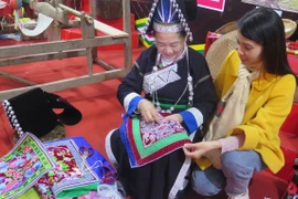 Découvert de l'artisanat traditionnel de la broderie du groupe ethnique Pa Dí dans la commune de Muong Khuong. Photo: VNA