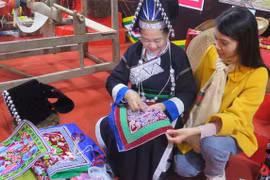 Découvert de l'artisanat traditionnel de la broderie du groupe ethnique Pa Dí dans la commune de Muong Khuong. Photo: VNA