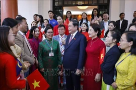 Le président de l'Assemblée nationale (AN) vietnamienne Trân Thanh Mân et son épouse rencontrent des représentants de la communauté vietnamienne résidant en Malaisie. Photo : VNA