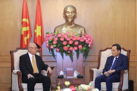 Tran Luu Quang (à droite), secrétaire du Comité central du Parti communiste du Vietnam (PCV) et président de sa Commission des politiques et stratégies, reçoit Takebe Tsutomu, conseiller spécial de l'Alliance d'amitié parlementaire Japon-Vietnam. Photo : VNA